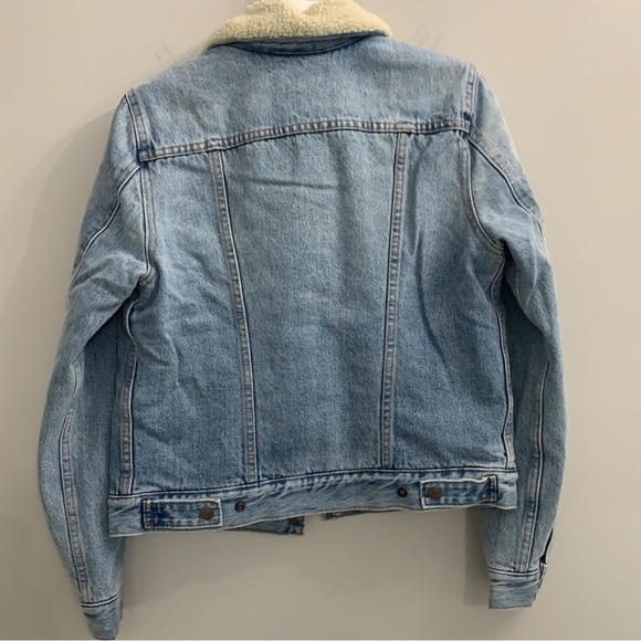 LEVI'S Women's Original Sherpa Trucker Jean Jacket - Picture 7 of 7